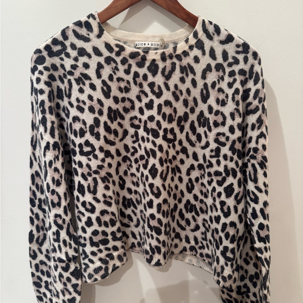 Alice + Olivia leopard cashmere short sweater w/ wide sleeves. Size L.